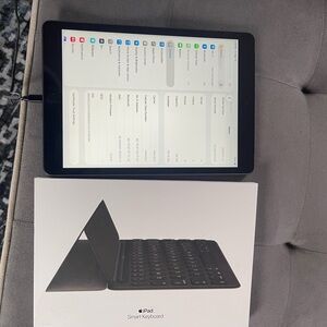 Apple  9th 64 gb  with Smart Keyboard - Black